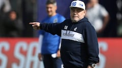 Maradona perfila su primer once