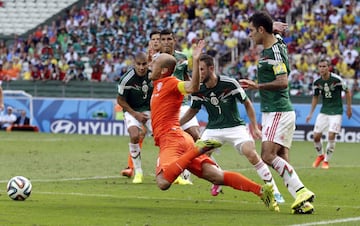 Arjen Robben - Mundial 2014, Holanda - México: En cinco minutos, Holanda dio la vuelta y remontó un 2-1 para clasificarse para los cuartos de final de Brasil 2014. En el minuto 94 llegó el gol definitivo, un polémico penalti, que le señalaron a Robben y que ejecutó Huntelaar. "Quiero disculparme. Me tiré. A veces, esperas que te den, pero no debería haberlo hecho. Fue estúpido", dijo el jugador finalizado el partido.