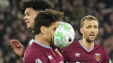 Konstantinos Mavropanos recibe un pelotazo tras un disparo de Erling Haaland durante el de la Premier League inglesa entre el West Ham United y el Manchester City.