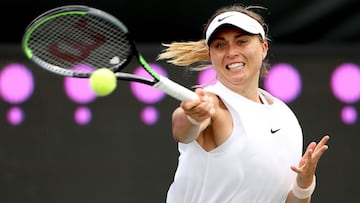 Paula Badosa devuelve una bola durante su partido ante Veronika Kudermetova en las semifinales del Volvo Car Open de Charleston.