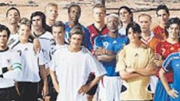 <b>DUELO DE GENIOS. </b>En la imagen de arriba, los jugadores que forman parte de los equipos de José y Pedro con Beckenbauer (junto a Trezeguet) y Platini (al lado de Messi) a la cabeza. La imagen de la izquierda muestra a Zidane y al propio Platini, sonrientes, frente a frente.