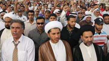 <b>MANIFESTACIONES. </b>Una multitud se congregó ayer en Manama para protestar por la situación que se vive en Bahrain y la llegada de la Fórmula 1 al país.