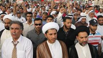 <b>MANIFESTACIONES. </b>Una multitud se congregó ayer en Manama para protestar por la situación que se vive en Bahrain y la llegada de la Fórmula 1 al país.