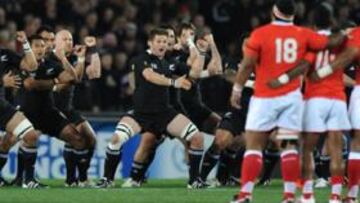 <b>RESPETO EN LAS HAKAS. </b>Los neozalendeses despliegan su haka después de ser testigos mudos del Kailao de los jugadores tonganos en Eden Park.