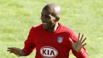 <b>ILÓGICO.</b> El jugador brasileño del Atlético no encuentra explicación a la goleada que su equipo sufrió ante el Barcelona.