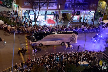 Cientos de seguidores recibieron al autobs de los jugadores del Real Madrid a su llegada al Benabu. El ambiete fue el de las grandes noches.