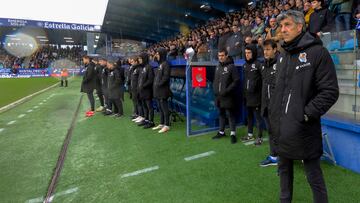 PONFERRADA (CASTILLA Y LEON), 05/01/2025.- El entrenador de la Real Sociedad Imanol Alguacil, este domingo durante el partido de la Ronda de 32 de la Copa del Rey, entre la Ponferradina y la Real Sociedad, en el Estadio Municipal El Toralín de Ponferrada (León). EFE/ Ana F. Barredo
