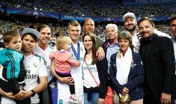 Kroos, junto a su familia. A la derecha, Birgit Kämmer, su madre.