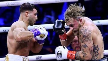 Riyadh (Saudi Arabia), 26/02/2023.- Tommy Fury (L) of Great Britain in action against Jake Paul of the US during their professional Cruiserweight boxing bout at the Diriyah Arena on the outskirts of Riyadh, Saudi Arabia, 27 February 2023. (Gran Bretaña, Arabia Saudita, Reino Unido) EFE/EPA/STR
