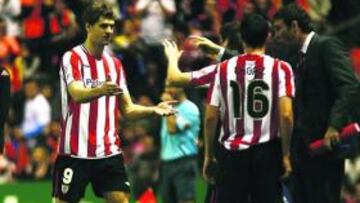 <b>EL GIGANTE RUBIO ESTÁ TOCADO. </b>Llorente, en el momento de dejar el campo para ser sustituido por De Marcos tras sufrir un golpe en la cadera.