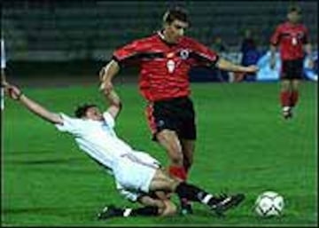 Vieja imagen de Kola en un partido con Albania.