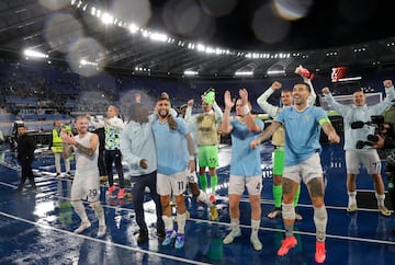 Jugadores del conjunto italiano celebrando la victoria junto con sus aficionados presentes en el Olímpico de Roma.