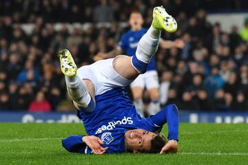 James Rodríguez abandonaría el Real Madrid en el Mercado de Verano. El colombiano es pretendido por clubes como Arsenal, Everton, Wolverhampton y Manchester United. Esta sería su competencia en la mitad de la cancha de estos equipos. 