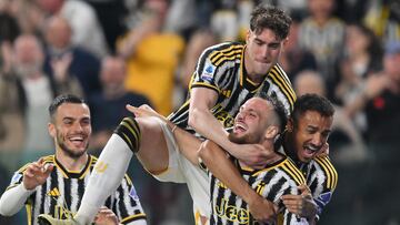 Turin (Italy), 07/04/2024.- Juventus' Federico Gatti (C) celebrates scoring the opening goal during the Italian Serie A soccer match Juventus FC vs ACF Fiorentina at the Allianz Stadium in Turin, Italy, 07 April 2024. (Italia) EFE/EPA/ALESSANDRO DI MARCO
