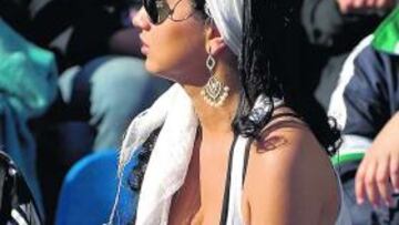 <b>¡La primavera entró por Riazor!</b> Porque otra cosa no se explica. Debió ayudar el Betis con un poquito de "la caló" de Sevilla. Ella se enteró y se fue así al fútbol, ¡qué rica! Una fotografía más propia de un Teresa Herrera que de un partido de Liga. Pero es que la grandeza de A Coruña y la suya son así: ¡para destaparse!