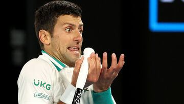 El tenista serbio Novak Djokovic reacciona durante su partido ante Daniil Medvedev en la final del Open de Australia 2021.