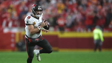 KANSAS CITY, MISSOURI - NOVEMBER 04: Baker Mayfield #6 of the Tampa Bay Buccaneers carries the ball against the Kansas City Chiefs during the fourth quarter at GEHA Field at Arrowhead Stadium on November 04, 2024 in Kansas City, Missouri. Jamie Squire/Getty Images/AFP (Photo by JAMIE SQUIRE / GETTY IMAGES NORTH AMERICA / Getty Images via AFP)