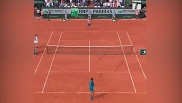 Rafael Nadal juega con un ball boy después de su partido