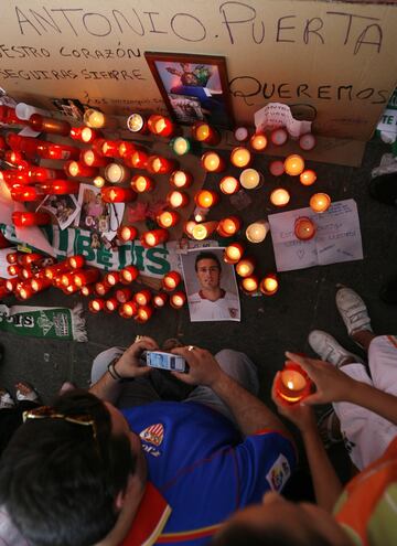 La puerta 16 del estadio Ramón Sánchez Pizjuán  recogió las muestras de cariño de los aficionados al fútbol.