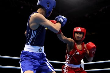 Una de las ltimas disciplinas femeninas en integrarse en las olimpiadas fue el boxeo. En los JJOO de Londres (2012) fue su estreno. En imagen, Natasha Jonas de Gran Breta?a y la china Cheng Dong en estos JJOO.