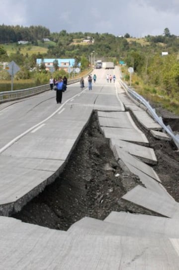 Un sismo de magnitud 7.6 en la escala de Richter se sintió a las 11:21 horas de este domingo. El epicentro fue a 67 kilómetros al noroeste de Melinka y también se percibió en las regiones del Biobío, La Araucanía, Los Ríos y Aysén. Varias carreteras quedaron dañadas