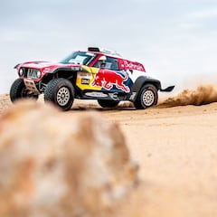 Sainz, en forma para el Dakar: acaba 2º su estreno en Arabia