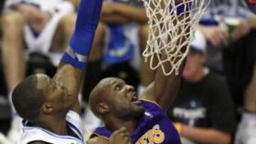 <b>CONTINUIDAD. </b>Odom se cuelga en un partido.