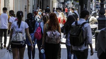 Varias personas caminan por una calle del centro de Valencia despu&eacute;s de que el Ministerio de Sanidad autorizara a que la totalidad de la Comunidad Valenciana pasase en su conjunto a la fase 1 de la desescalada. Las terrazas de los restaurantes y ba