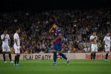 El defensa del Barça no tuvo el mejor de los debuts con los azulgranas ya que fue expulsado tras jugar 14 minutos en el Camp Nou. Aún así los culés ganaron 4-0 al Sevilla.