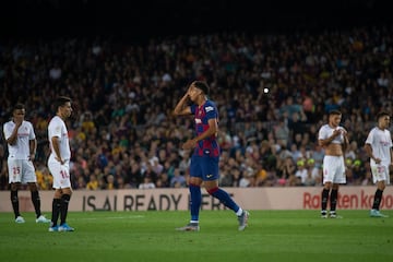 El defensa del Bar?a no tuvo el mejor de los debuts con los azulgranas ya que fue expulsado tras jugar 14 minutos en el Camp Nou. A¨²n as¨ª los cul¨¦s ganaron 4-0 al Sevilla.