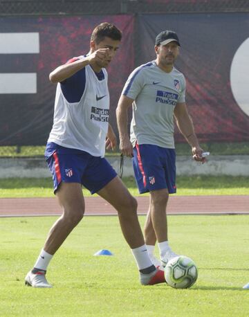 El Atleti entrena al calor y la humedad en Singapur