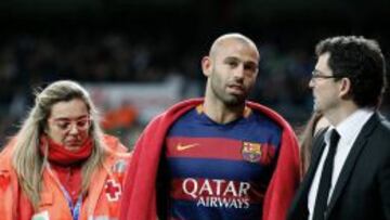 El defensa argentino del FC Barcelona Javier Mascherano se retira lesionado, durante el partido de Liga de Primera División, de la jornada 12º, que Real Madrid y FC Barcelona juegan esta tarde en el Estadio Santiago Bernabéu, en Madrid.