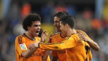 Pepe y Varane felicitan a Cristiano por su gol.