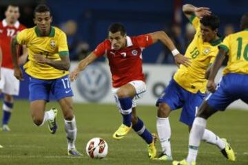 19 de noviembre de 2013: En un amistoso disputado en Toronto en el marco de la preparación para el Mundial de Brasil 2014, Chile enfrentó a la 'verdeamarelha'. En un pálido encuentro de Chile, Brasil venció por 2 goles a 1. Para los pentacampeones del mundo marcó Hulk (13') y Robinho (79'). Para el conjunto de Jorge Sampaoli, descontó Eduardo Vargas (71')