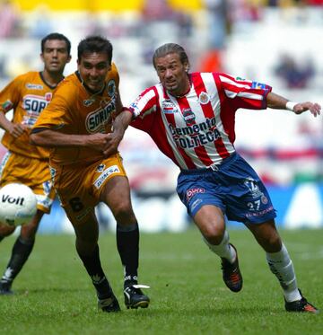 "Nacho Vázquez" debutó con Chivas en 1991 en donde se mantuvo hasta 1998, fue el mejor goleador del rebaño en esa década con 47 goles. En total marcó 60 goles con Chivas y ocupa la décima cuarta posición histórica.