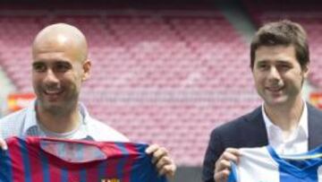 <b>LA ÚLTIMA FOTO. </b>Guardiola y Pochettino posan en el Camp Nou con las camisetas de sus respectivos equipos antes de su último derbi.