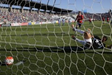 El jugador de Universidad Católica, Nicolas Castillo, centro, corre a buscar el balón tras marcar su segundo gol contra O'Higgins.