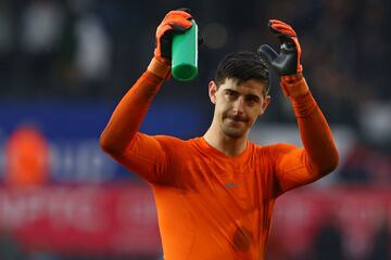 Al Chelsea le crecían los rebeldes. Tras Diego Costa, en el verano de 2018 sería Thibaut Courtois quien se plantó ante los directivos ‘Blues’ para forzar su salida. En su caso, rumbo al Real Madrid. Al contrario que su compatriota y entonces compañero de equipo Eden Hazard, el portero belga no se incorporó a los entrenamientos en Cobham tras la disputa del Mundial de Rusia. Este hecho provocó que el Chelsea le abriera un expediente y, según el ‘Daily Mail’, tuviera que pagar más de 200.000 euros por conducta inadecuada.