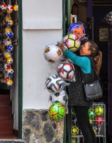 Balones colgados de los balcones, la estatua de un balón en la plaza del pueblo, un museo del balón, 20 fábricas de balones... está claro de qué vive el pequeño pueblo colombiano de Monguí.