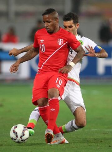 LIM15. LIMA (PERÚ), 03/06/2015.- El jugador Jefferson Farfan (i) de Perú disputa el balón con Rafael Marquez (d) de México hoy, miércoles 3 de junio de 2015, durante un partido amistoso preparatorio para la Copa América 2015, celebrado en Lima (Perú). EFE/Paolo Aguilar