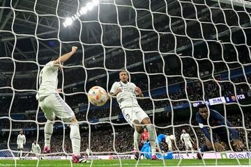 Militao se lamenta tras el gol en propia en el Clásico.