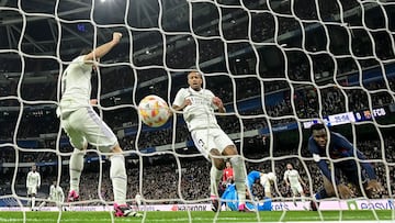 Real Madrid's Brazilian defender Eder Militao (C) reacts after scoring an own-goal next to Barcelona's Ivorian midfielder Franck Kessie (R) during the Copa del Rey (King's Cup) semi final first leg football match between Real Madrid CF and FC Barcelona at the Santiago Bernabeu stadium in Madrid on March 2, 2023. (Photo by JAVIER SORIANO / AFP)