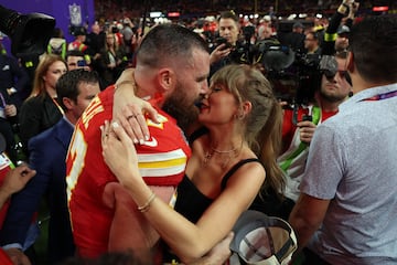 El apasionado beso de Taylor Swift y Travis Kelce celebrando la victoria en la Super Bowl