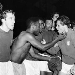 La defensa portuguesa atiza a Pelé, quien sale del campo de juego lesionado