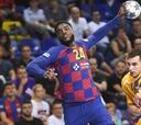 El jugador del Barça Dika Mem recibe insultos racistas durante un partido de Champions
