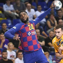 El jugador del Barça Dika Mem recibe insultos racistas durante un partido de Champions