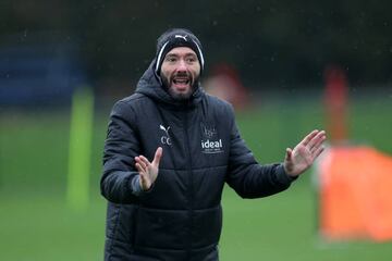 Carlos Corberán, durante un entrenamiento con el West Bromwich Albion.