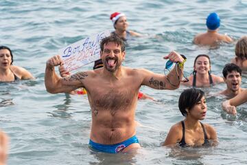 Cientos de personas participaron en el tradicional ba?o de A?o Nuevo en las aguas de la playa barcelonesa de La Barceloneta.