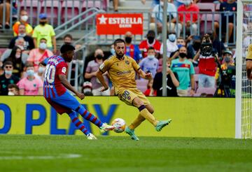 ¡¡ANSU FATI BATE A AITOR!! ¡La mejor manera de volver casi un año sin jugar! ¡Aproechó un error del Levante para robar, encaró en velocidad hacia el área y disparó con potencia y raso desde la frontal para hacer el tercero del encuentro!