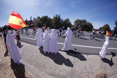 Un grupo de monjas anima a los ciclistas durante la vigésima etapa de La Vuelta a España disputada este sábado entre las localidades madrileñas de Robledo de Chabela y el Puerto de Navacerrada con un recorrido de 165.6 km.